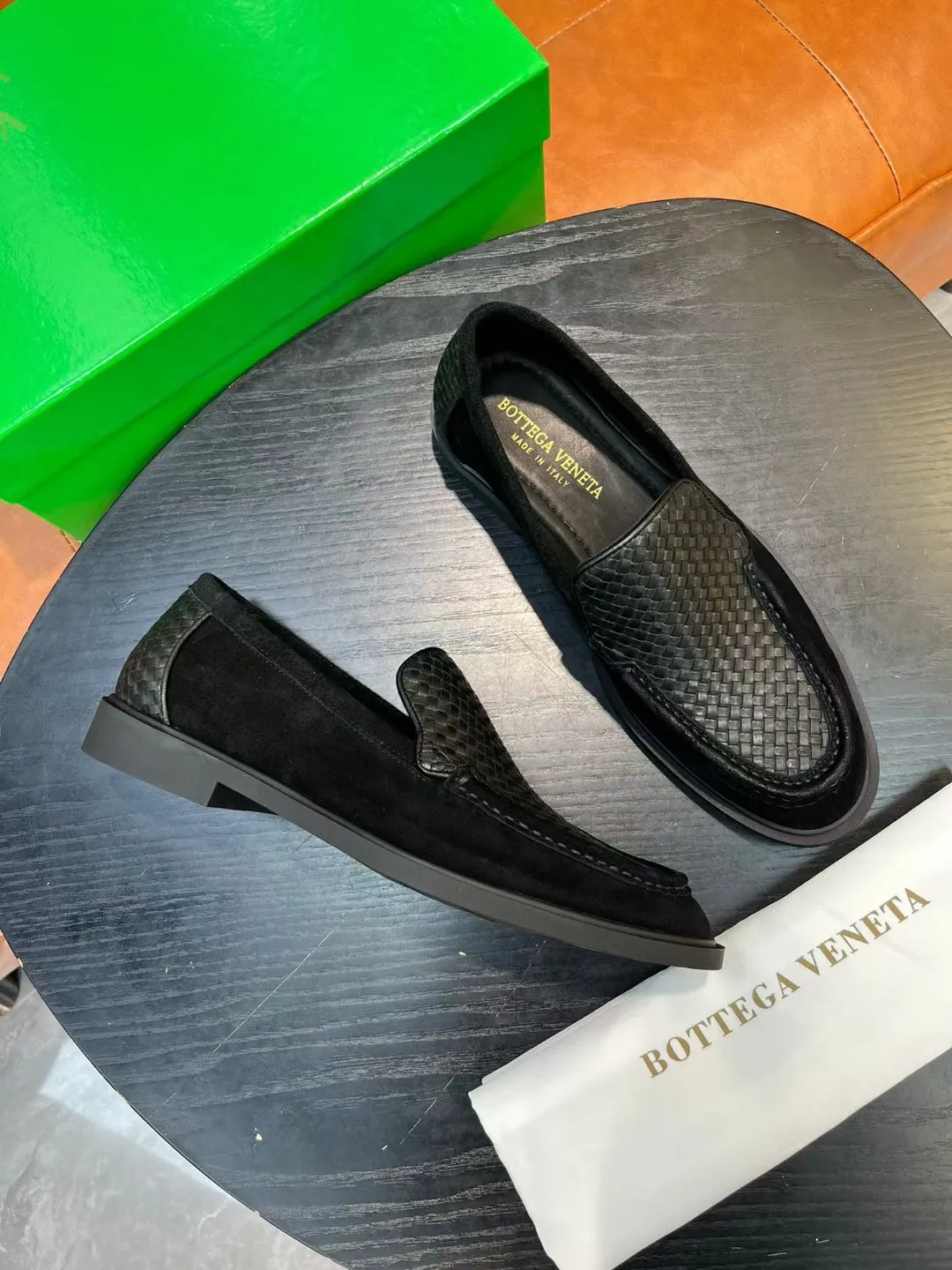 [BV] Top P: 780💰 Size: Male 39-44 (38.45 non-refundable) Bottega Veneta 2025 autumn and winter counter synchronization style. Bottega Veneta BV's new driving shoes have a slip-on design with suede upper, BV's unique weaving design on the heel, and a weaving pattern on the outsole.